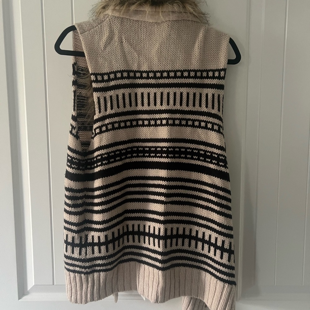 BB Dakota Jase Open Front Faux Fur Trim Sweater Vest - Picture 3 of 4